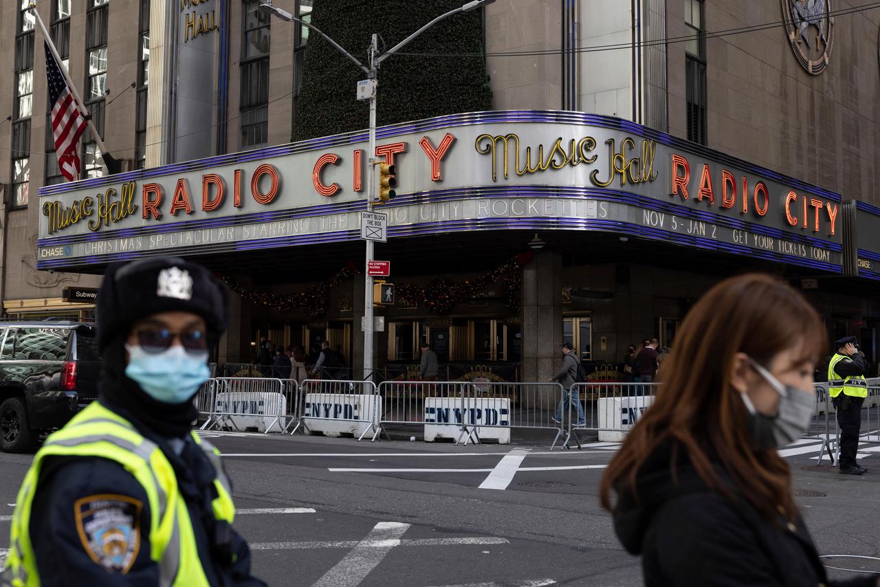 Menschen mit Mundschutz vor der Radio City Music Hall in New York. 