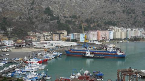 Ansicht über den Hafen von Shengjin.