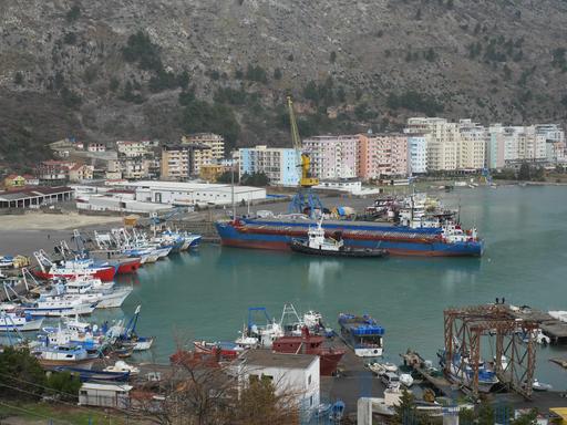 Ansicht über den Hafen von Shengjin.