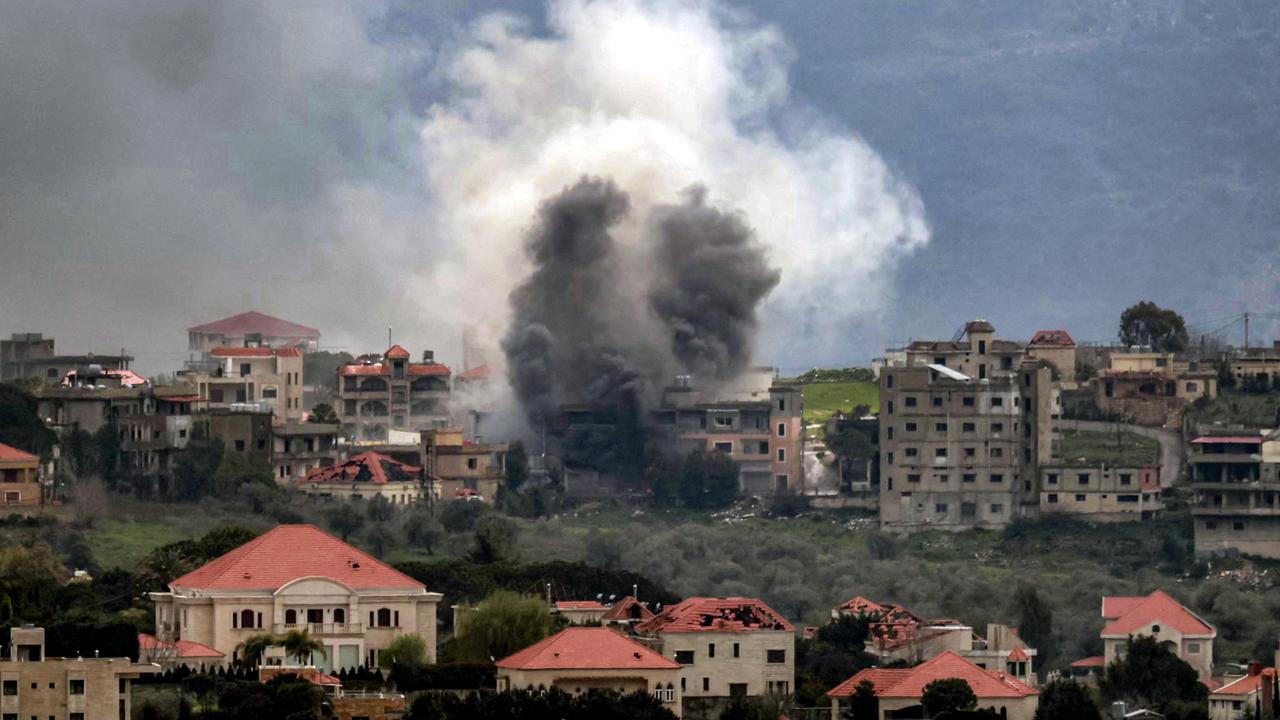 Das Foto zeigt den Blick auf die Stadt Khiam im Süden des Libanon. Über einem Gebäude steigt dichter Rauch auf. Das Foto zeigt den Blick auf die Stadt Khiam im Süden des Libanon. Über einem Gebäude steigt dichter Rauch auf.