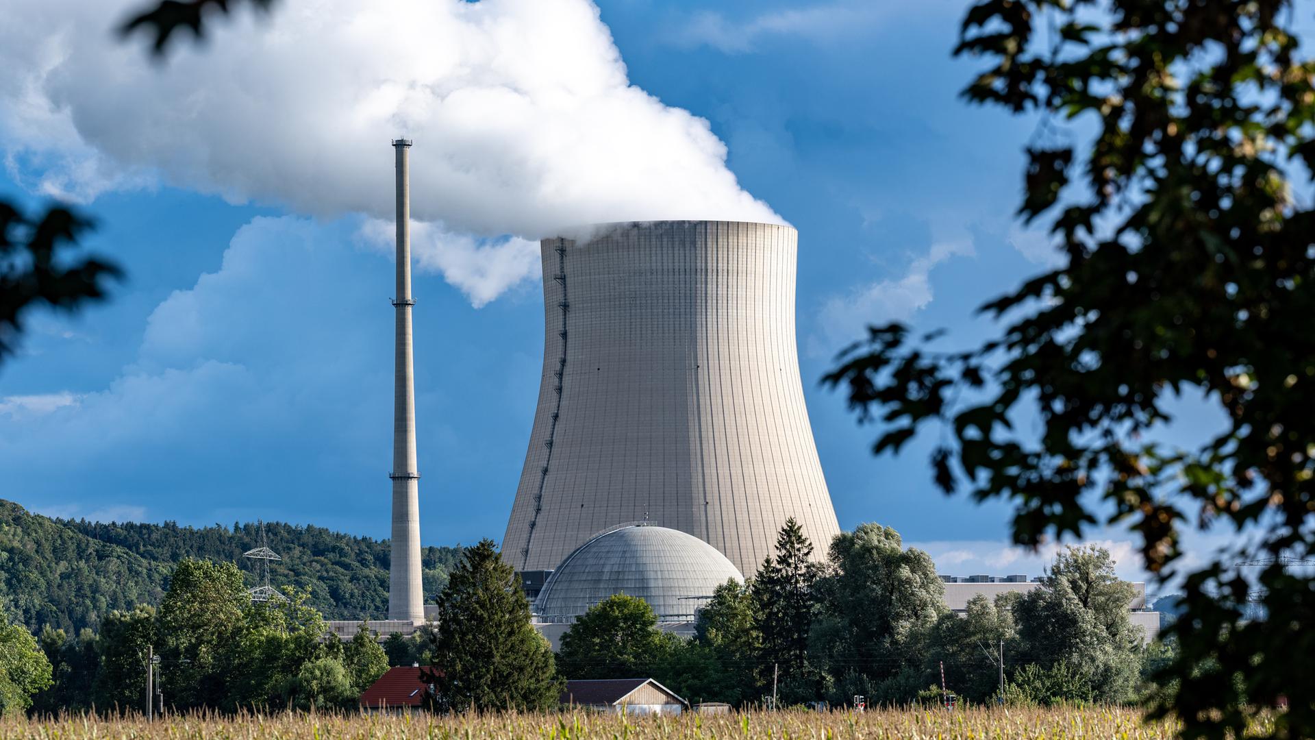 Wasserdampf steigt aus dem Kühlturm des Atomkraftwerks (AKW) Isar 2.