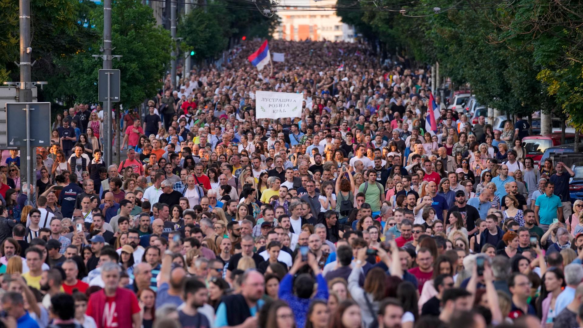 Zahlreiche Menschen in der serbischen Hauptstadt Belgrad nehmen an einer Demonstration gegen Gewalt teil.