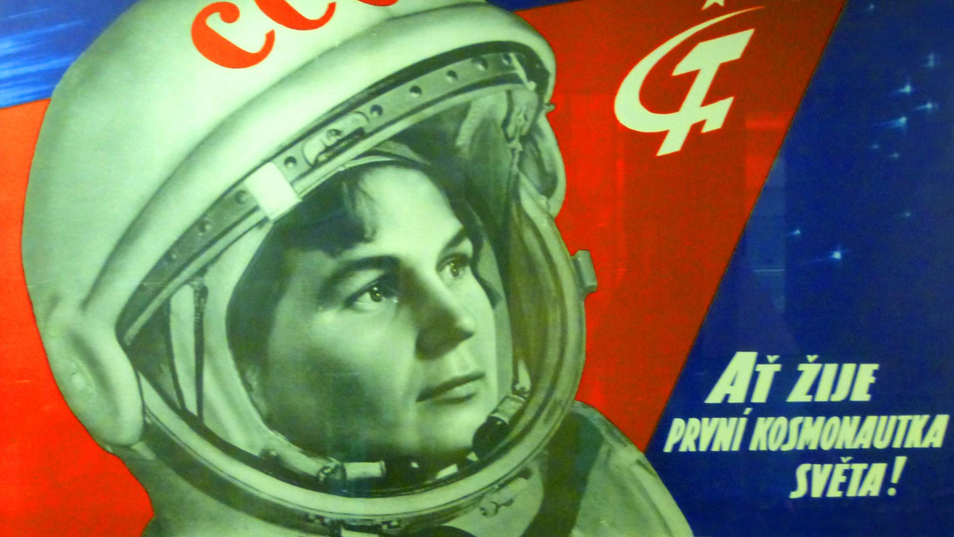 Es lebe die erste Kosmonautin der Welt": ein sowjetisches Plakat ehrt 1963 (auf Tschechisch) Walentina Tereschkowa, die im Juni 1963 in Wostok-6 die Erde umkreiste.Es dauerte 19 Jahre, bis eine weitere Kosmonautin in den Himmel aufstieg