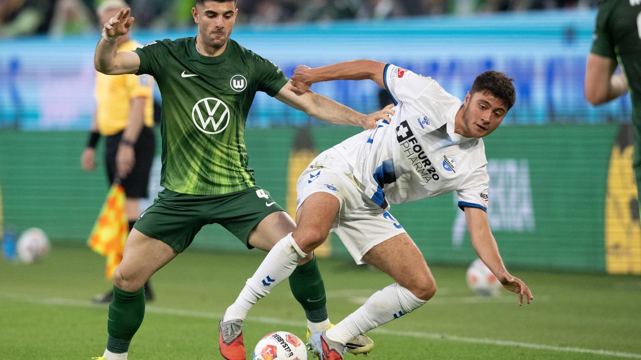 Konstantinos Koulierakis (VfL Wolfsburg) und Stefano Marino (SC Paderborn 07) kämpfen um den Ball. 