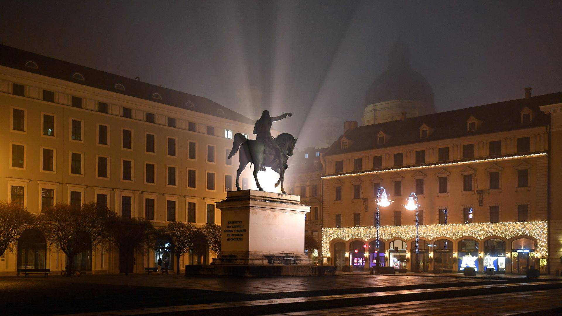 Blick auf den menschenleeren Wittelsbacher Platz in München in der Nacht