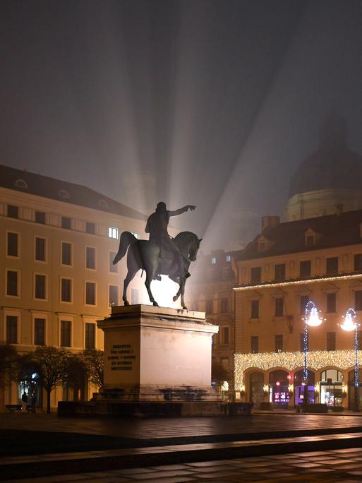 Blick auf den menschenleeren Wittelsbacher Platz in München in der Nacht