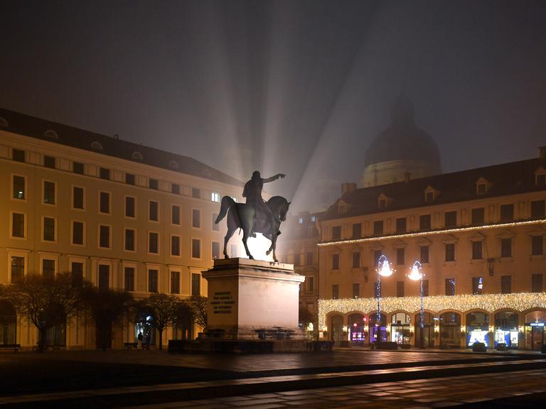 Blick auf den menschenleeren Wittelsbacher Platz in München in der Nacht