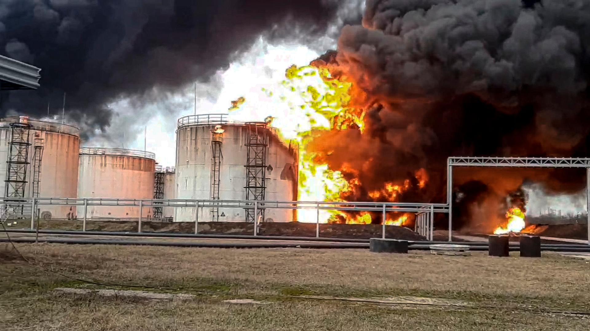 Belgorod: Dieses vom Pressedienst des russischen Katastrophenschutzministeriums am Freitag, dem 1. April 2022, veröffentlichte Foto zeigt den Brandherd eines Öldepots. 