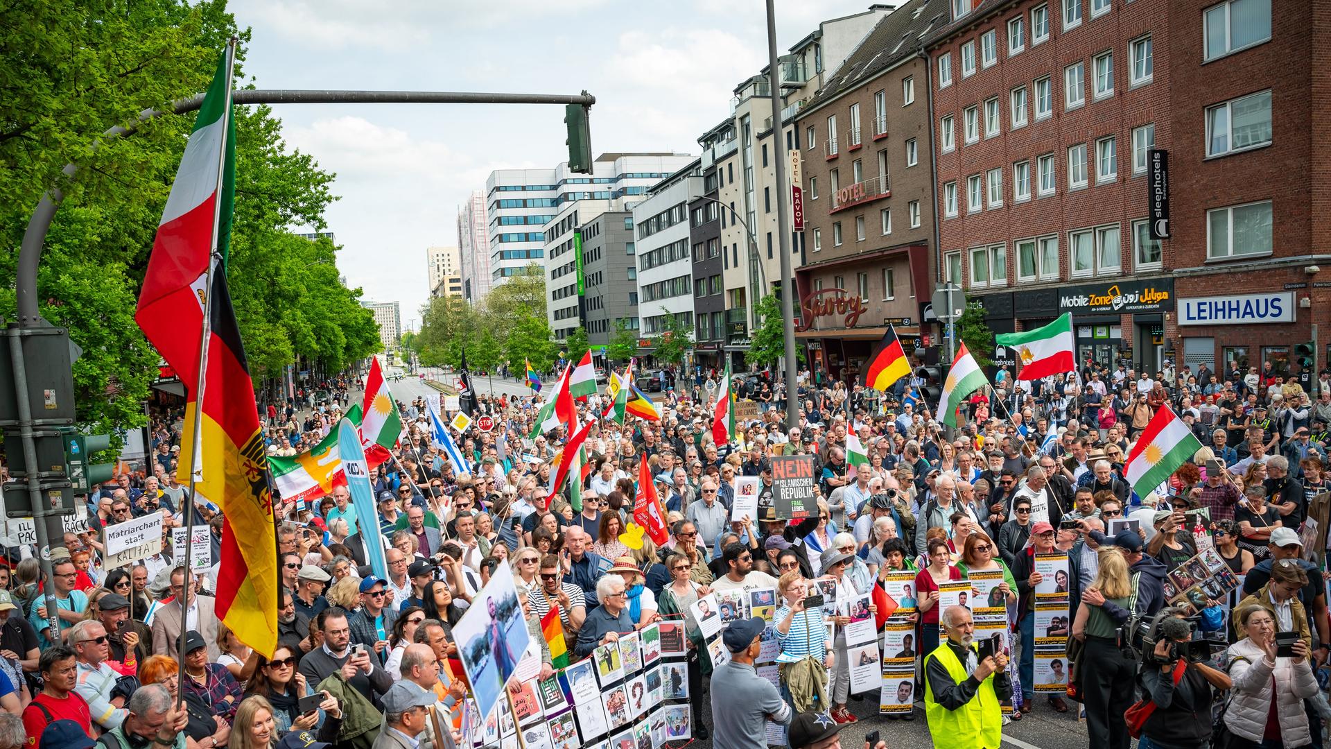 Demonstranten protestieren auf dem Steindamm gegen Islamismus und Antisemitismus und für freiheitliche Werte und das Grundgesetz. 