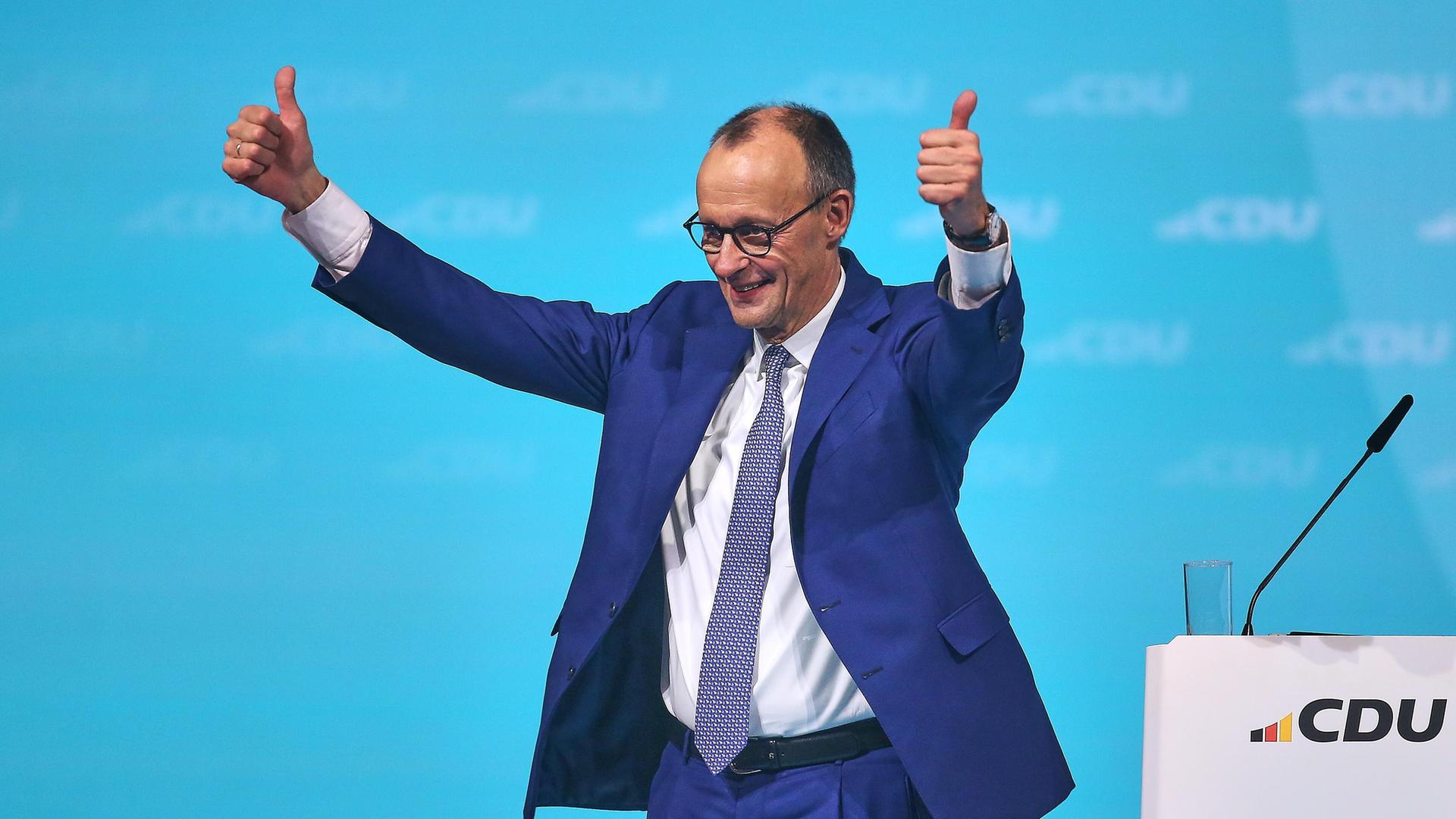 Friedrich Merz streckt beide Daumen in die Höhe Friedrich Merz streckt beide Daumen in die Höhe
