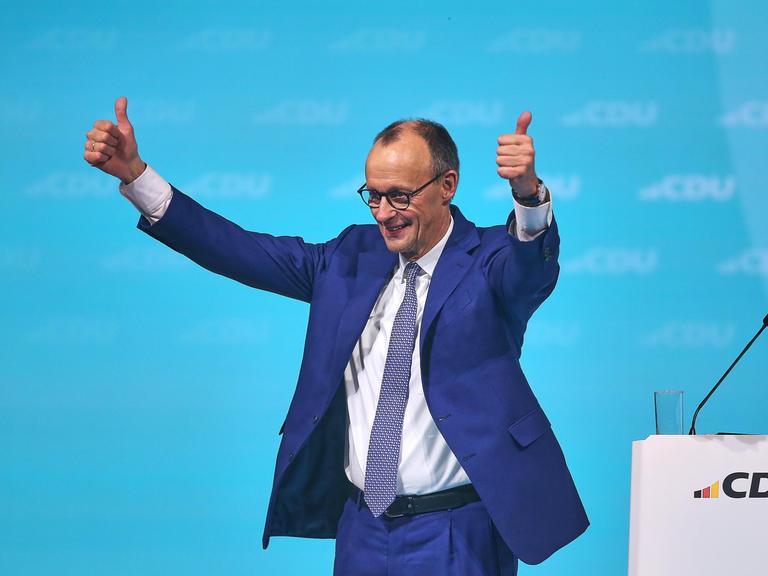 Friedrich Merz streckt beide Daumen in die Höhe