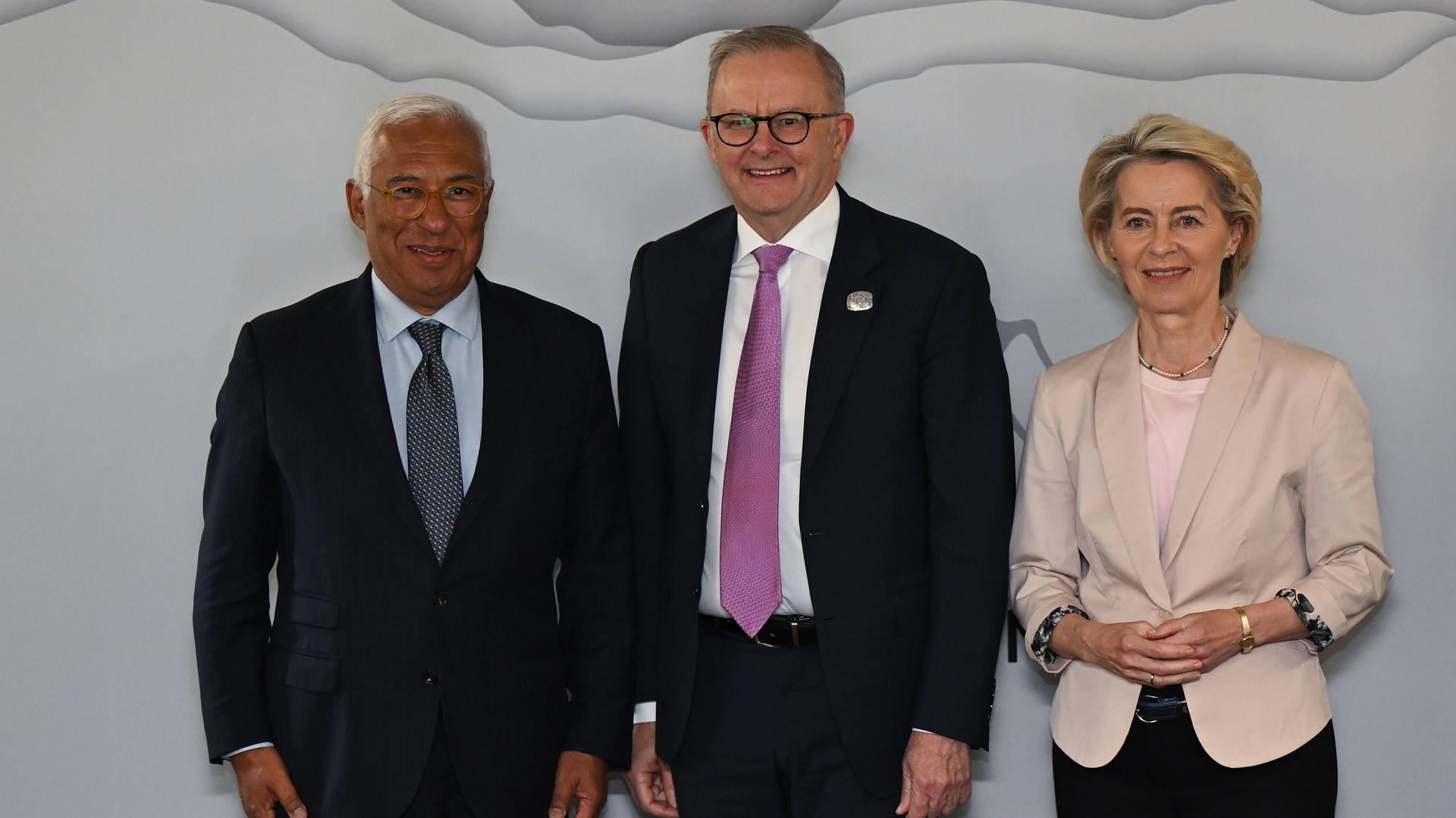 Antonio Costa, Anthony Albanese und Ursula von der Leyen stehen auf dem G7-Gipfel nebeneinander. 