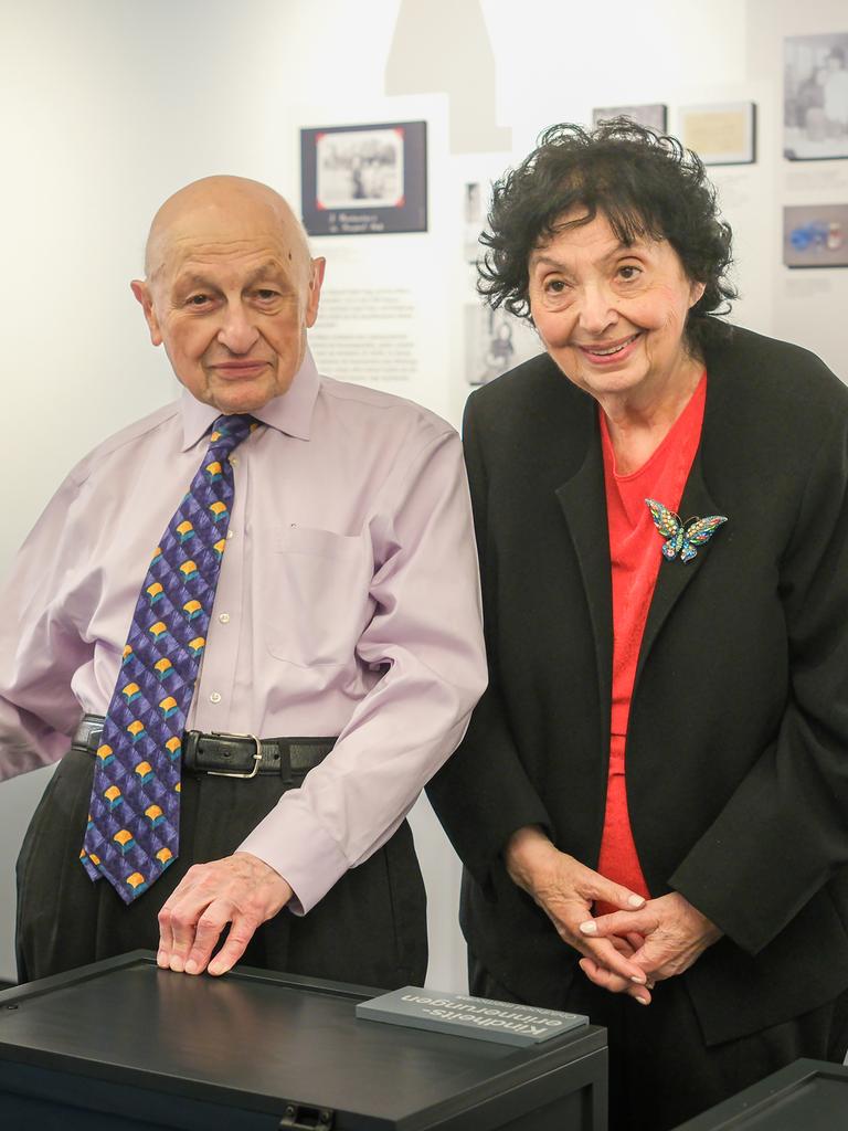 Kurt S. Maier und Inge Auerbacher stehen vor einer Ausstellungswand im Museum und lachen in die Kamera. Er trägt eine farbenfrohe Krawatte, sie eine Schmetterlingsbrosche an der Jacke. Kurt S. Maier und Inge Auerbacher stehen vor einer Ausstellungswand im Museum und lachen in die Kamera. Er trägt eine farbenfrohe Krawatte, sie eine Schmetterlingsbrosche an der Jacke.