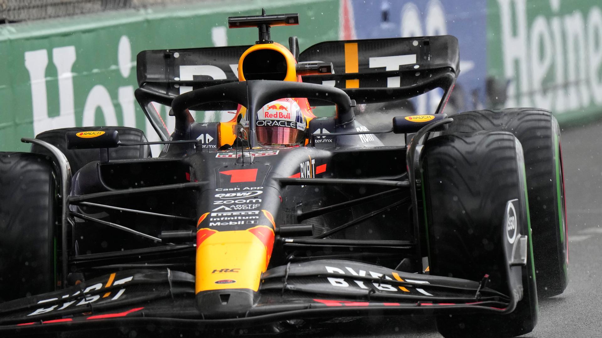 Formel 1-Pilot Max Verstappen steuert sein Auto während des Großen Preises von Monaco auf der Rennstrecke.