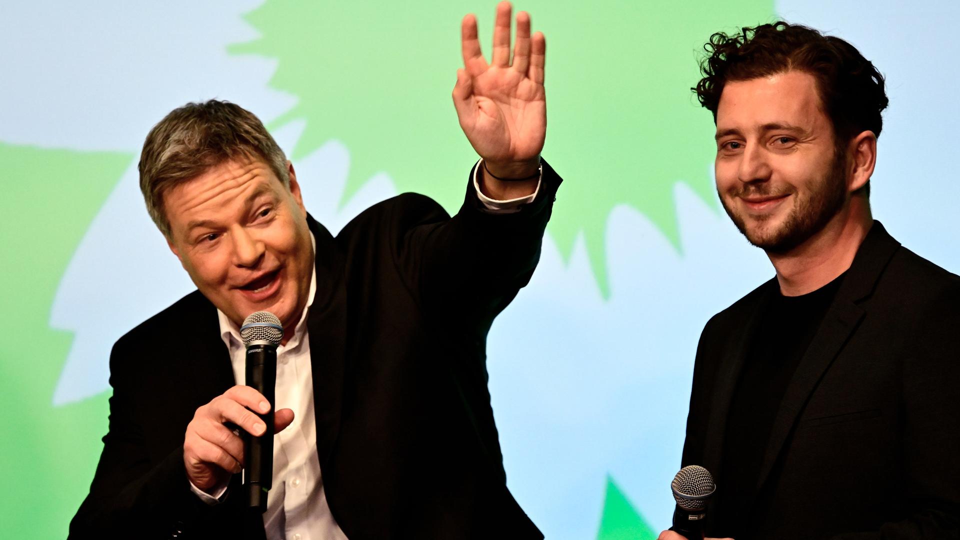 Robert Habeck (Bündnis 90/Die Grünen), Bundesminister für Wirtschaft und Klimaschutz und Kanzlerkandidat, winkt neben Felix Banaszak, Bundesvorsitzender der Partei bei der Wahlparty.