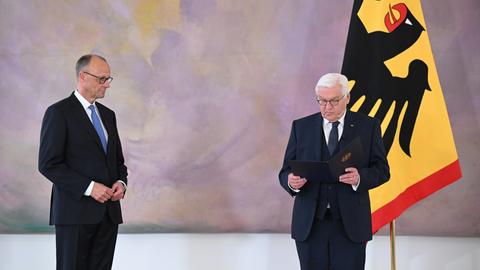 Bundespräsident Steinmeier ernennt Friedrich Merz zum Bundeskanzler.