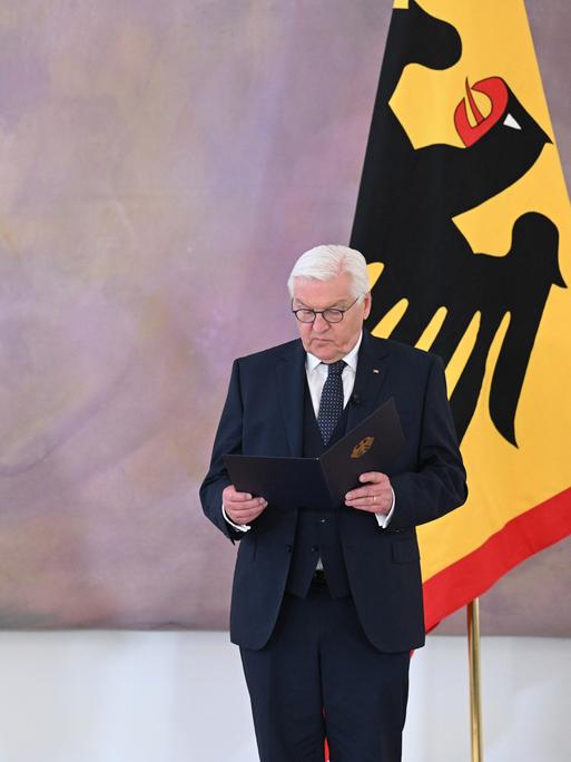 Bundespräsident Steinmeier ernennt Friedrich Merz zum Bundeskanzler.