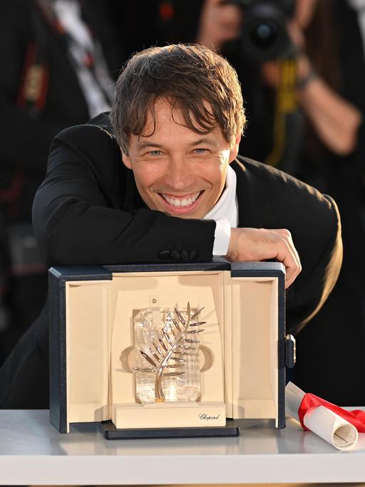 Verleihung der Goldenen Palme beim 77. Internationalen Filmfestival in Cannes am 25. Mai 2024 an US-Regisseur Sean Baker für "Anora".
