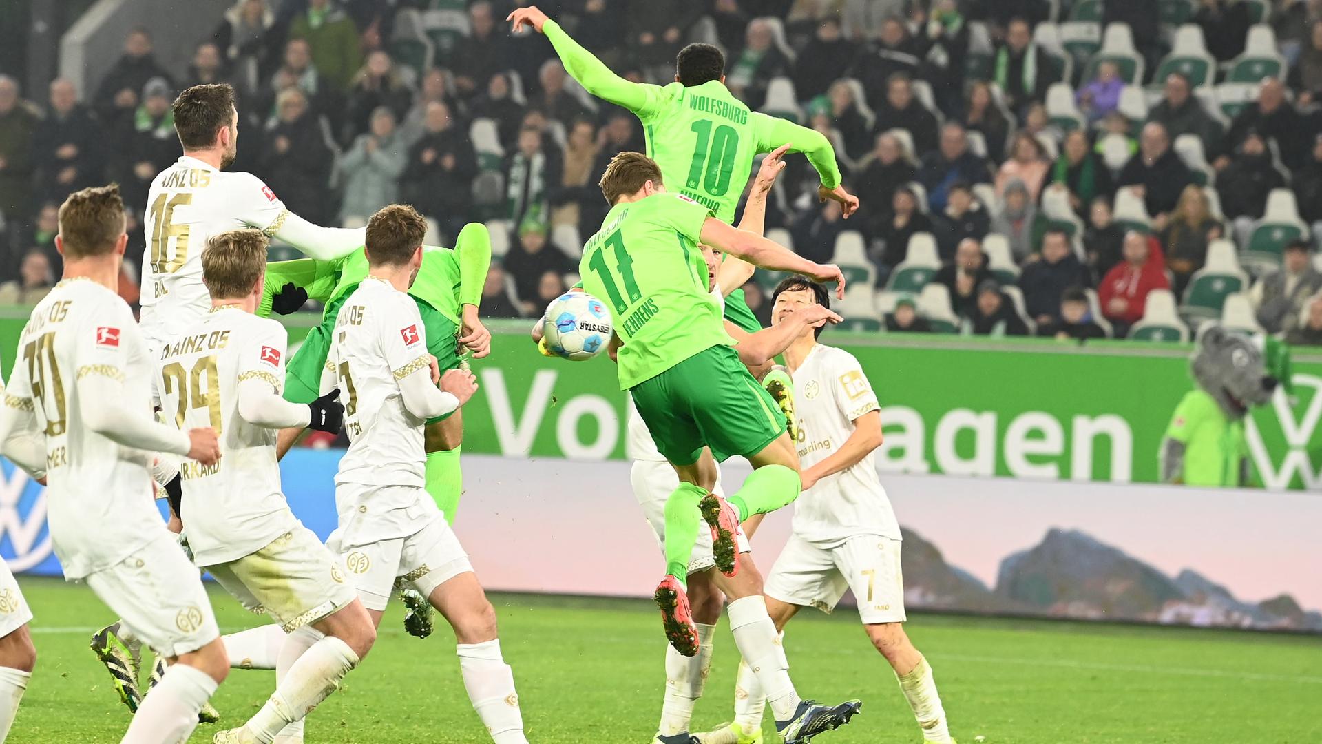 Wolfsburgs Jonas Wind (5.v.l) erzielt das Tor zum 4:3 gegen den FSV Mainz 05. 