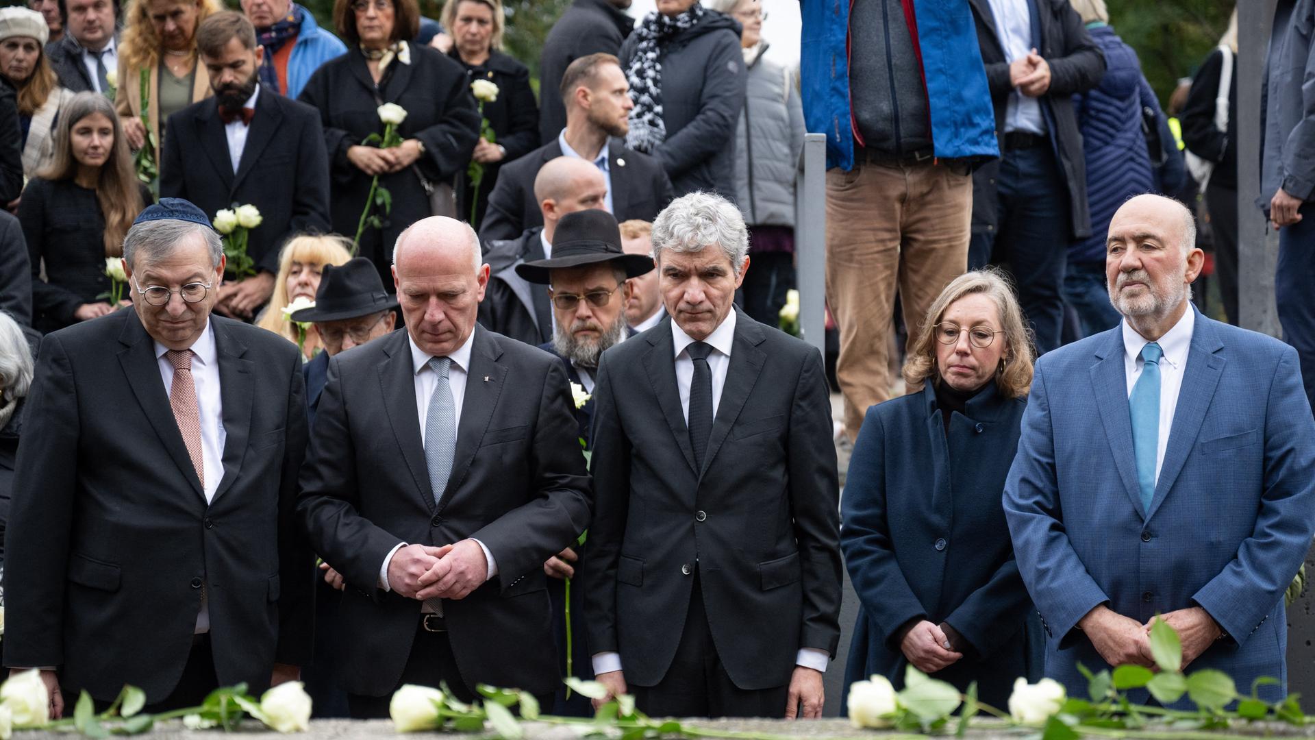 Abraham Lehrer, Vizepräsident des Zentralrats der Juden in Deutschland, Kai Wegner (CDU), Regierender Bürgermeister von Berlin, Stephan Harbarth, Präsident des Bundesverfassungsgerichts, Julia Spohr, Leiterin der Gedenkstätte Deutscher Widerstand, und Ron Prosor, Botschafter von Israel in Deutschland, stehen am Mahnmal "Gleis 17".