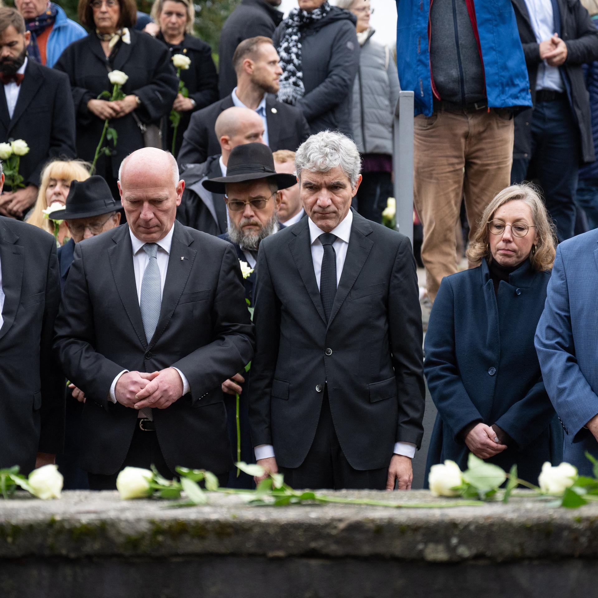 Abraham Lehrer vom Zentralrat der Juden in Deutschland, Berlins Regierender Bürgermeister Kai Wegner, Stephan Harbarth, Präsident des Bundesverfassungsgerichts, Julia Spohr, Leiterin der Gedenkstätte Deutscher Widerstand, und der israelische Botschafter Ron Prosor stehen am Mahnmal "Gleis 17".