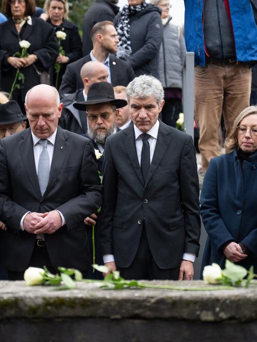 Abraham Lehrer, Vizepräsident des Zentralrats der Juden in Deutschland, Kai Wegner (CDU), Regierender Bürgermeister von Berlin, Stephan Harbarth, Präsident des Bundesverfassungsgerichts, Julia Spohr, Leiterin der Gedenkstätte Deutscher Widerstand, und Ron Prosor, Botschafter von Israel in Deutschland, stehen am Mahnmal "Gleis 17".