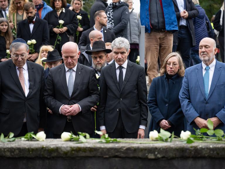 Abraham Lehrer, Vizepräsident des Zentralrats der Juden in Deutschland, Kai Wegner (CDU), Regierender Bürgermeister von Berlin, Stephan Harbarth, Präsident des Bundesverfassungsgerichts, Julia Spohr, Leiterin der Gedenkstätte Deutscher Widerstand, und Ron Prosor, Botschafter von Israel in Deutschland, stehen am Mahnmal "Gleis 17".