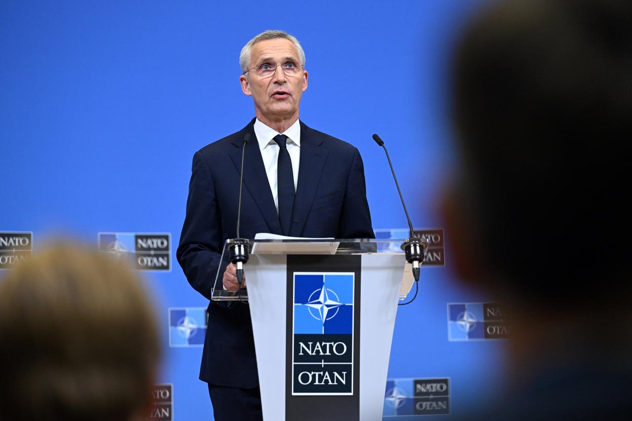 NATOGeneralsekretär Jens Stoltenberg spricht auf einer Pressekonferenz anlässlich des Treffens der NATO Verteidigungsminister in Brüssel.