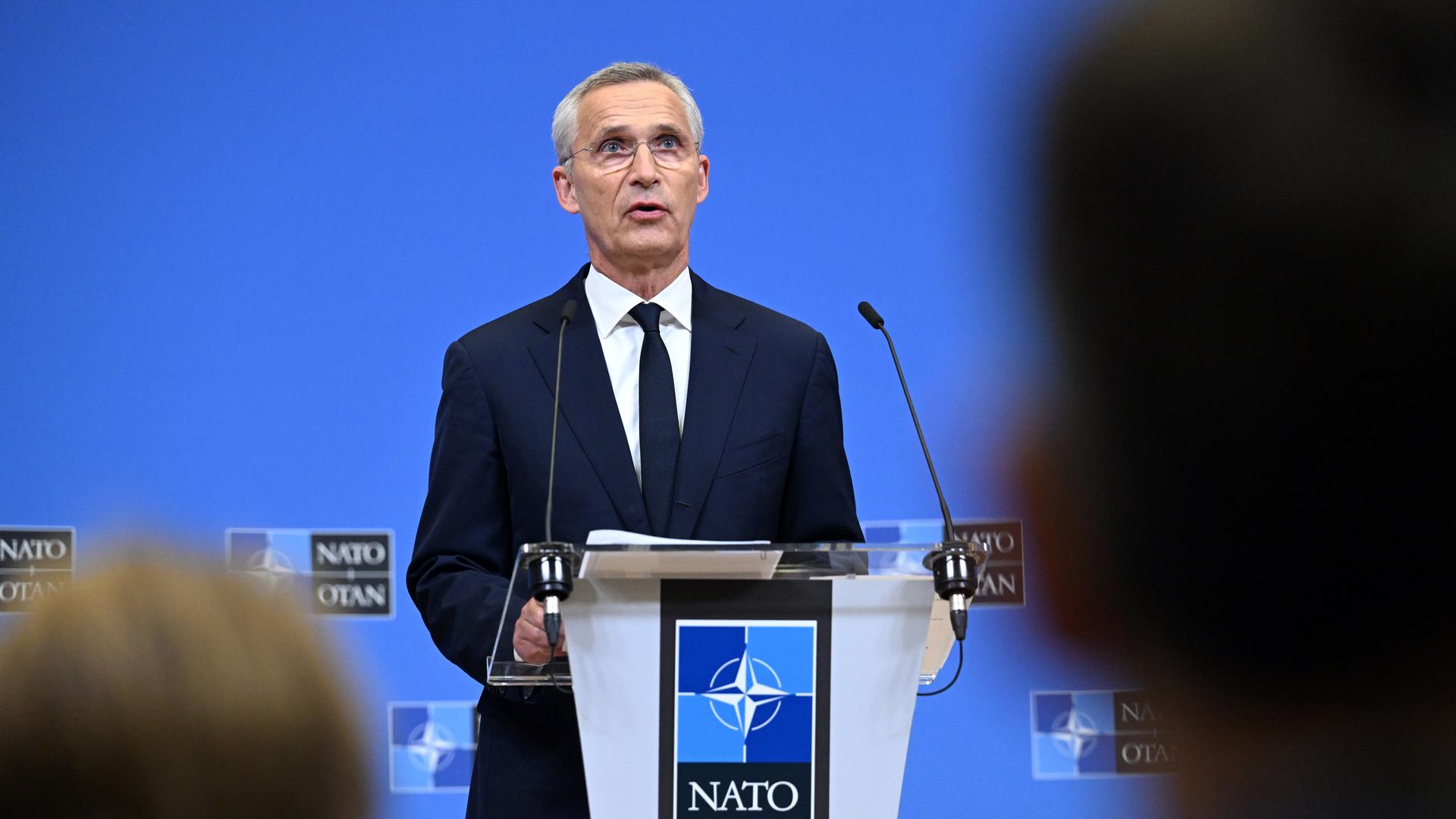 NATOGeneralsekretär Jens Stoltenberg spricht auf einer Pressekonferenz anlässlich des Treffens der NATO Verteidigungsminister in Brüssel.