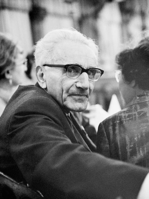 Ein historisches schwarz-weiss Porträt von Günter Anders, 1965.