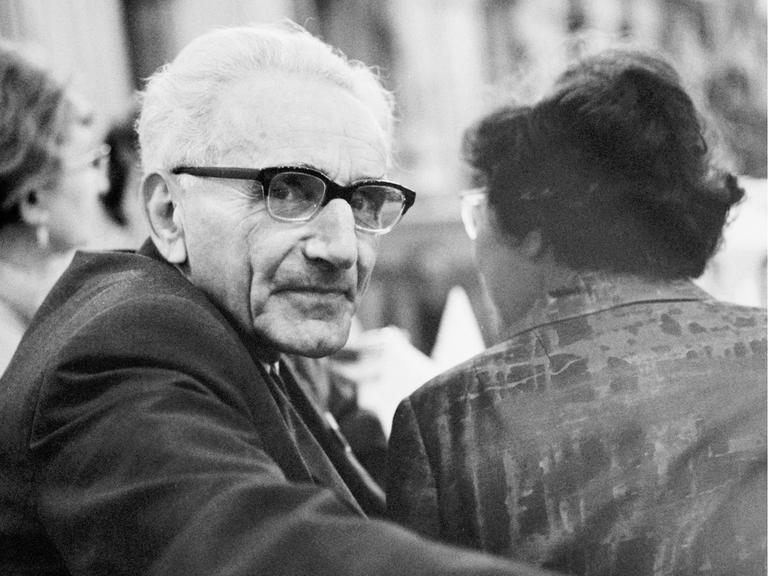 Ein historisches schwarz-weiss Porträt von Günter Anders, 1965.