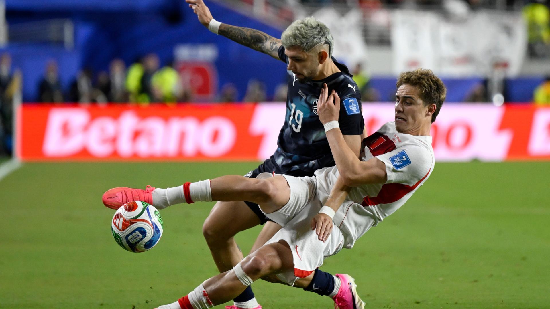 Der Paraguayer Julio Enciso (links) kämpft mit dem Türken Kenan Yildiz um den Ball beim des Fußballspiel in Santa Clara, Kalifornien. Der Paraguayer Julio Enciso (links) kämpft mit dem Türken Kenan Yildiz um den Ball beim des Fußballspiel in Santa Clara, Kalifornien.