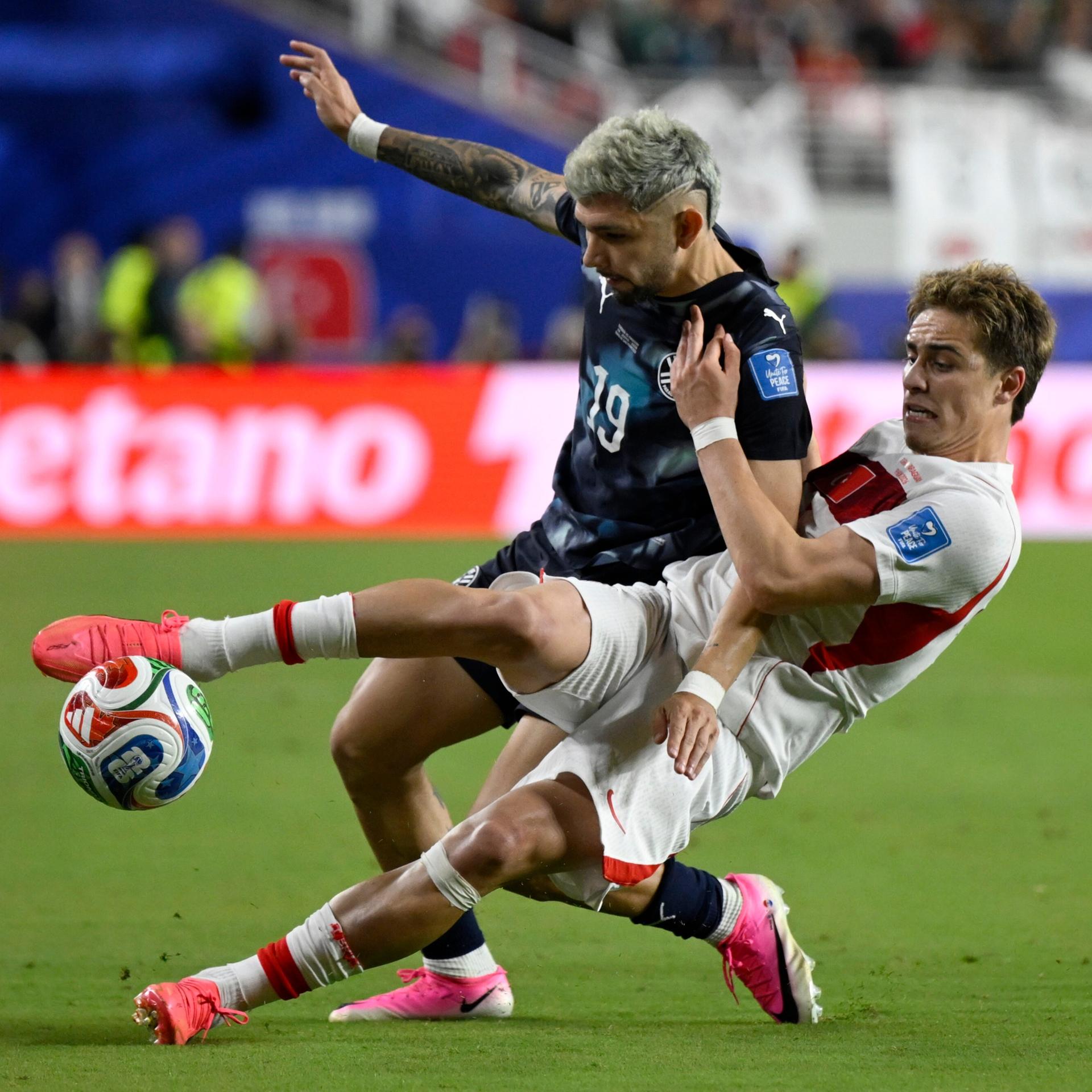 Der Paraguayer Julio Enciso (links) kämpft mit dem Türken Kenan Yildiz um den Ball beim des Fußballspiel in Santa Clara, Kalifornien.