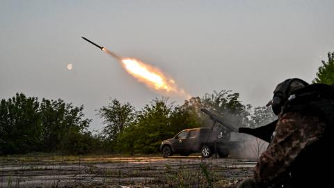 Soldaten der ukrainischen Freiwilligeneinheit "Steppenwölfe" feuern in der Region Saporischschja eine Rakete ab.