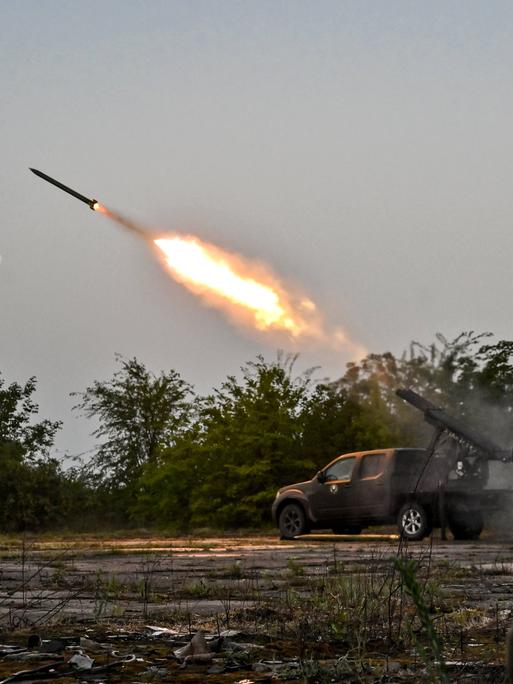 Soldaten der ukrainischen Freiwilligeneinheit "Steppenwölfe" feuern in der Region Saporischschja eine Rakete ab.