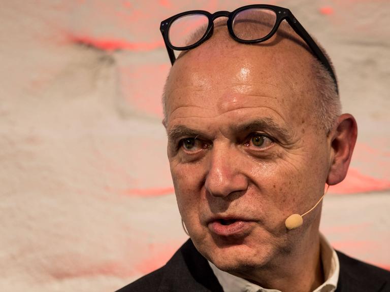 DFB-Präsident Bernd Neuendorf  bei der Podiumsdiskussion in Köln zu Schlussfolgerungen aus der WM in Katar.
