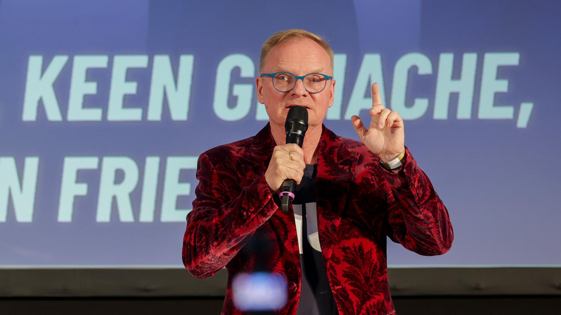 Uwe Steimle, Kabarettist, spricht bei einer Veranstaltung der AfD Sachsen-Anhalt auf der Bühne. Uwe Steimle, Kabarettist, spricht bei einer Veranstaltung der AfD Sachsen-Anhalt auf der Bühne.