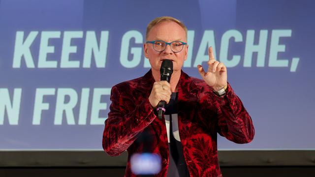 Uwe Steimle, Kabarettist, spricht bei einer Veranstaltung der AfD Sachsen-Anhalt auf der Bühne.