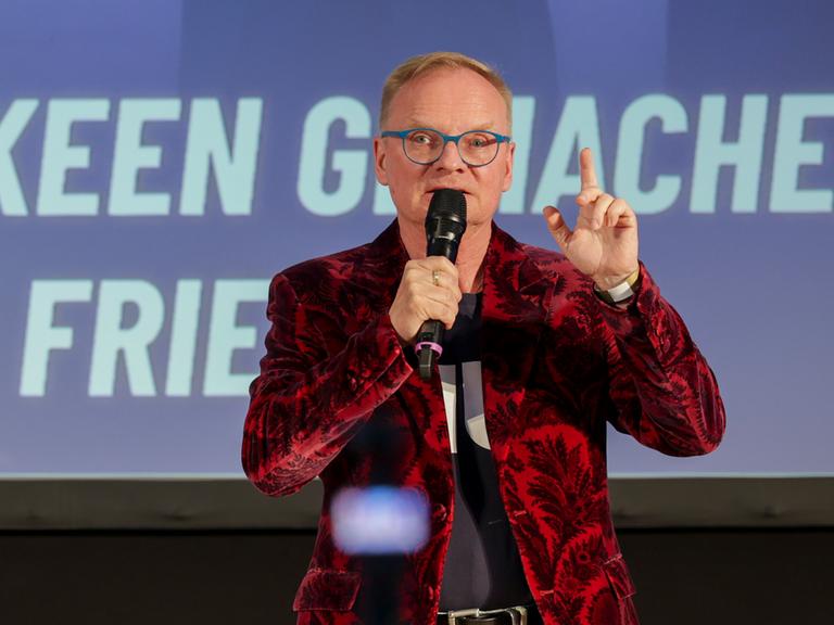 Uwe Steimle, Kabarettist, spricht bei einer Veranstaltung der AfD Sachsen-Anhalt auf der Bühne.