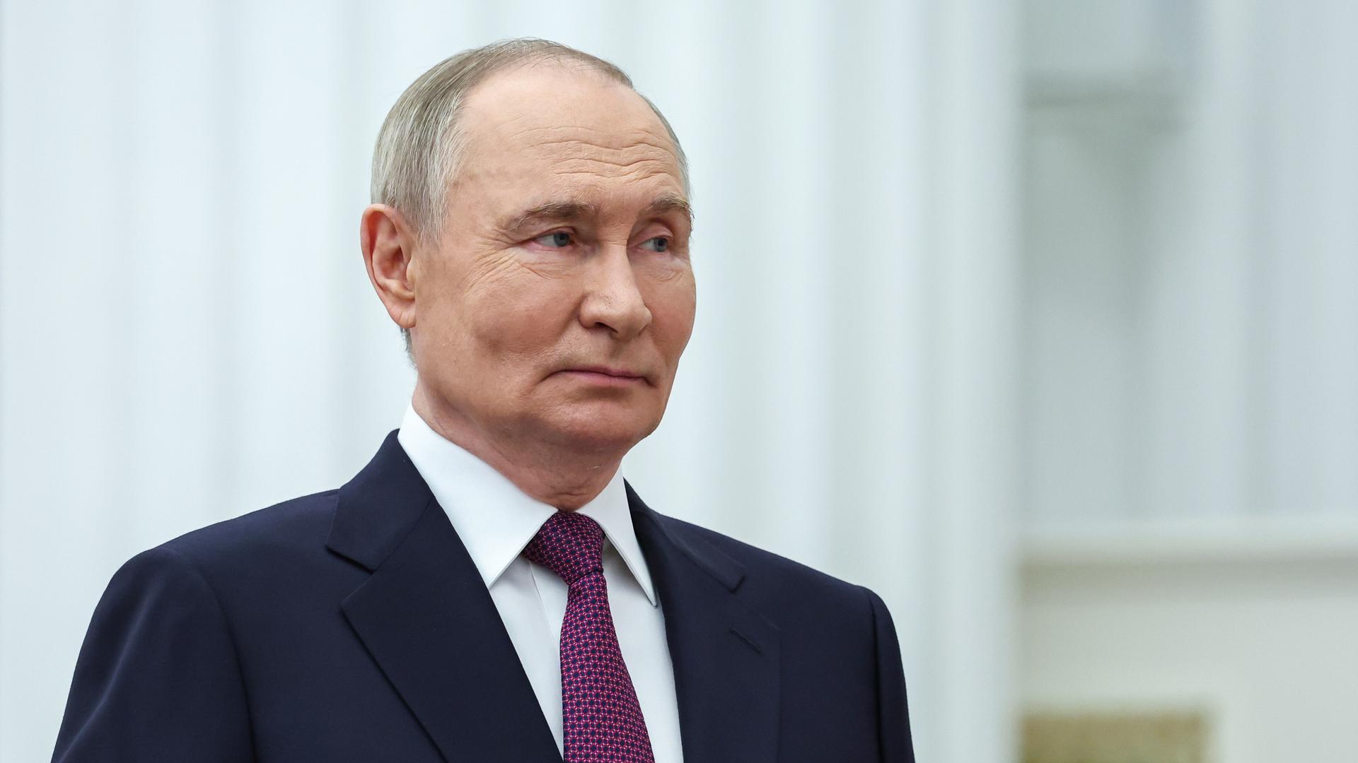 Der russische Präsident Wladimir Putin nimmt an einer Zeremonie zur Verleihung staatlicher Auszeichnungen in der Katharinenhalle des Moskauer Kremls teil.
