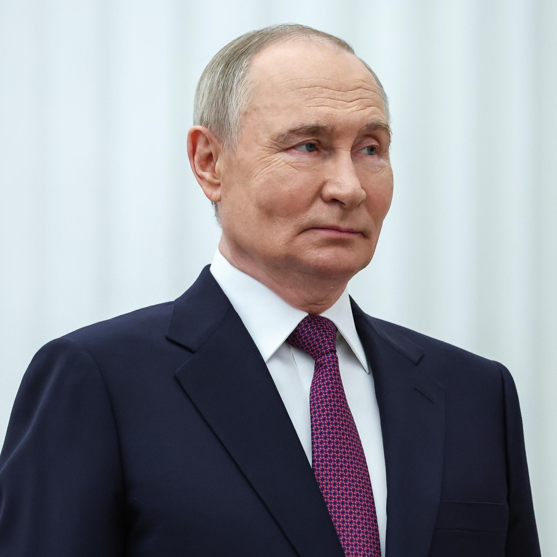 Der russische Präsident Wladimir Putin nimmt an einer Zeremonie zur Verleihung staatlicher Auszeichnungen in der Katharinenhalle des Moskauer Kremls teil.