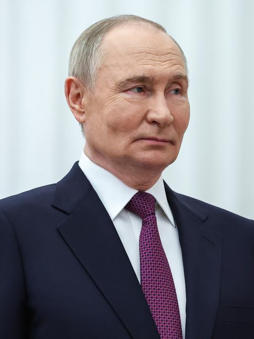 Der russische Präsident Wladimir Putin nimmt an einer Zeremonie zur Verleihung staatlicher Auszeichnungen in der Katharinenhalle des Moskauer Kremls teil.