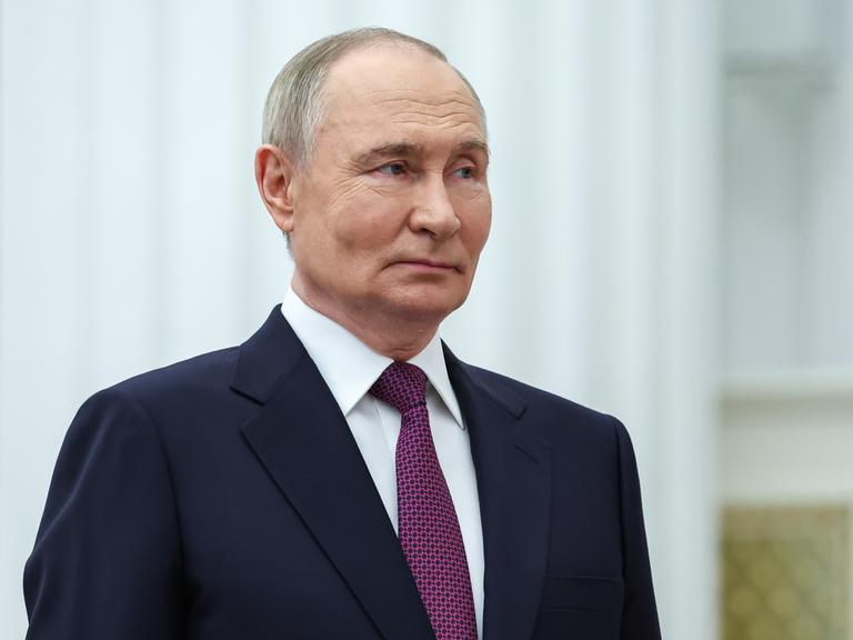 Der russische Präsident Wladimir Putin nimmt an einer Zeremonie zur Verleihung staatlicher Auszeichnungen in der Katharinenhalle des Moskauer Kremls teil.