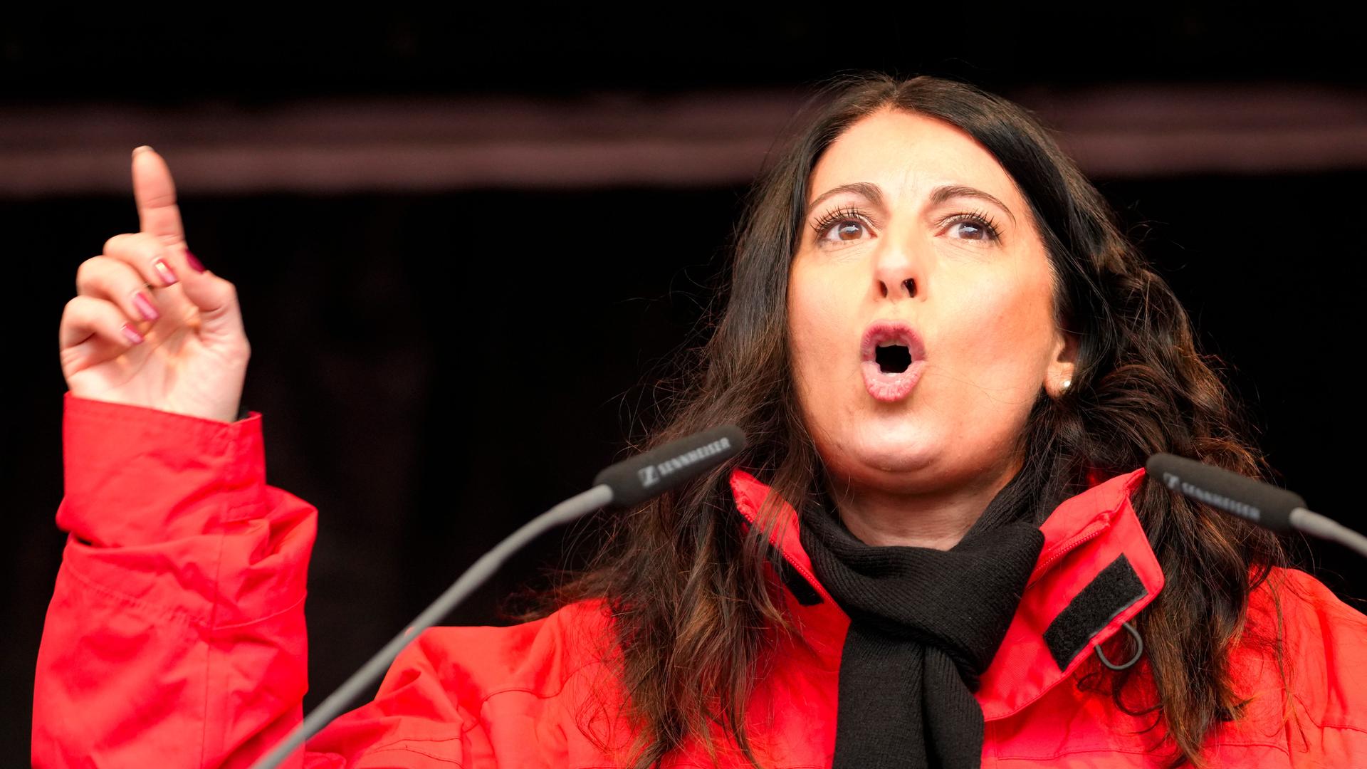 Daniela Cavallo spricht vor dem Volkswagenwerk in Wolfsburg. 