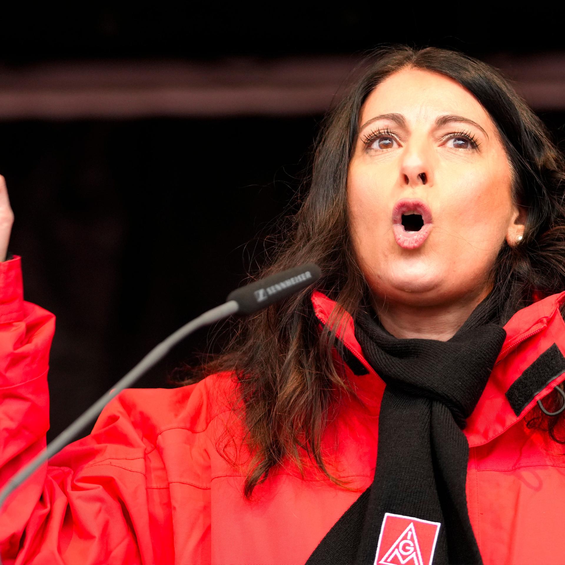 Daniela Cavallo spricht vor dem Volkswagenwerk in Wolfsburg. 