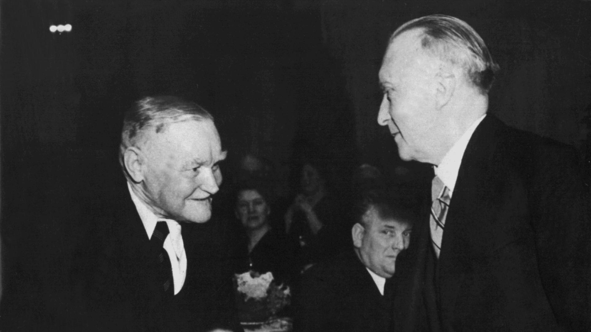 Der damalige CDU-Bundeskanzler Dr. Konrad Adenauer gratuliert Hans Böckler (SPD), dem damaligen Vorsitzenden des Deutschen-Gewerkschaftsbundes (DGB), 1950 zum 75. Geburtstag und reicht ihm die Hand.