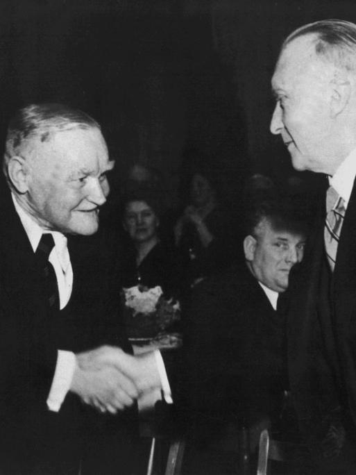 Der damalige CDU-Bundeskanzler Dr. Konrad Adenauer gratuliert Hans Böckler (SPD), dem damaligen Vorsitzenden des Deutschen-Gewerkschaftsbundes (DGB), 1950 zum 75. Geburtstag und reicht ihm die Hand.