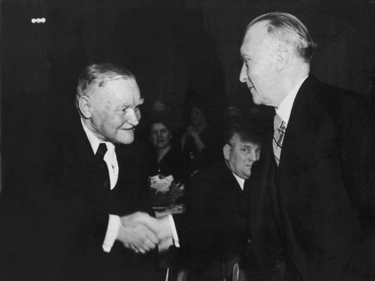 Der damalige CDU-Bundeskanzler Dr. Konrad Adenauer gratuliert Hans Böckler (SPD), dem damaligen Vorsitzenden des Deutschen-Gewerkschaftsbundes (DGB), 1950 zum 75. Geburtstag und reicht ihm die Hand.