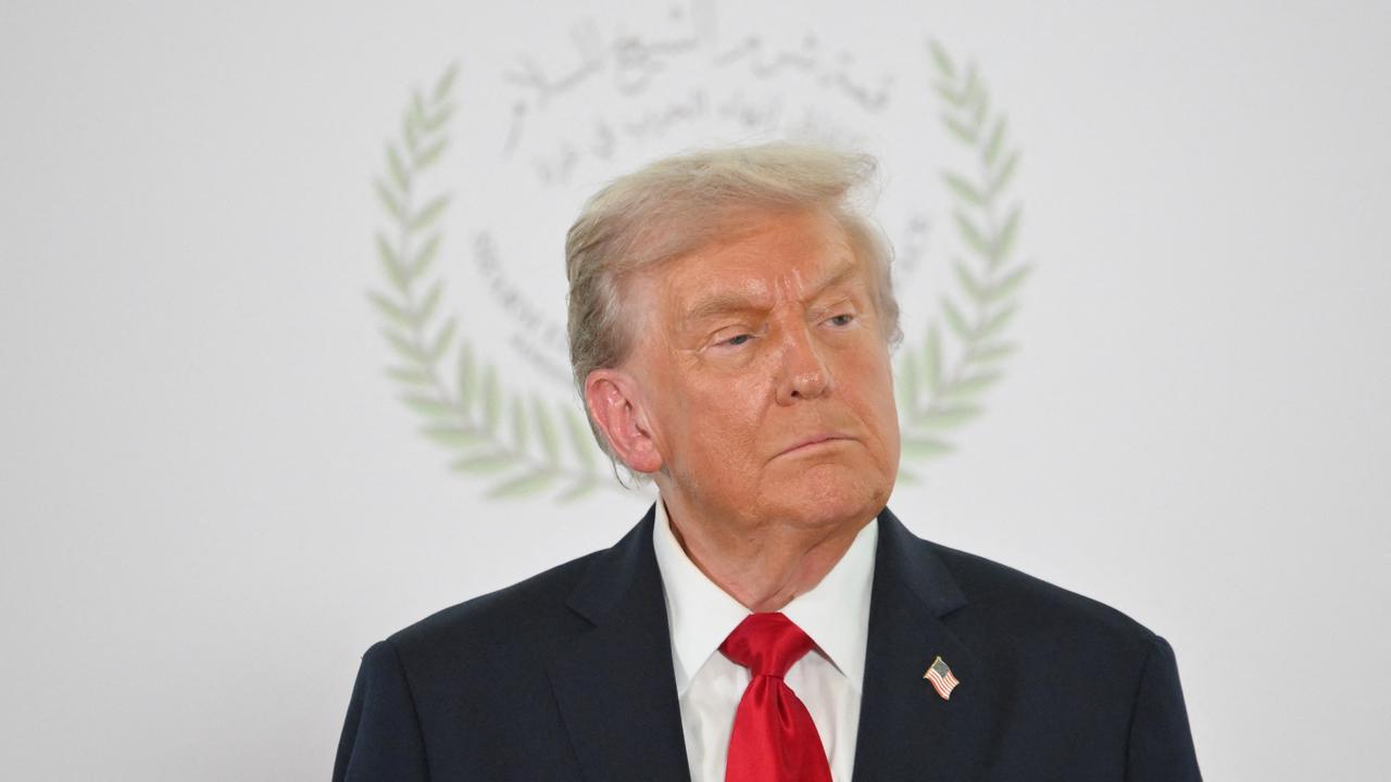 US-Präsident Donald Trump posiert beim Gaza-Friedensgipfel in Scharm el-Scheich für ein Foto. Im Hintergrund ist das Logo des Gipfels zu sehen, das seinen Kopf umrahmt. US-Präsident Donald Trump posiert beim Gaza-Friedensgipfel in Scharm el-Scheich für ein Foto. Im Hintergrund ist das Logo des Gipfels zu sehen, das seinen Kopf umrahmt.