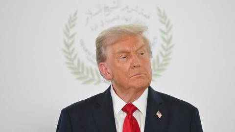 US-Präsident Donald Trump posiert beim Gaza-Friedensgipfel in Scharm el-Scheich für ein Foto. Im Hintergrund ist das Logo des Gipfels zu sehen, das seinen Kopf umrahmt. US-Präsident Donald Trump posiert beim Gaza-Friedensgipfel in Scharm el-Scheich für ein Foto. Im Hintergrund ist das Logo des Gipfels zu sehen, das seinen Kopf umrahmt.